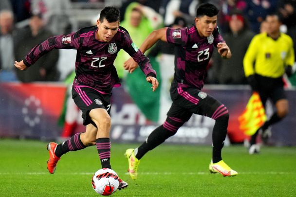 Hirving Lozano dribbles dangerously against USA. © Kareem Elgazzar/The Enquirer / USA TODAY NETWORK