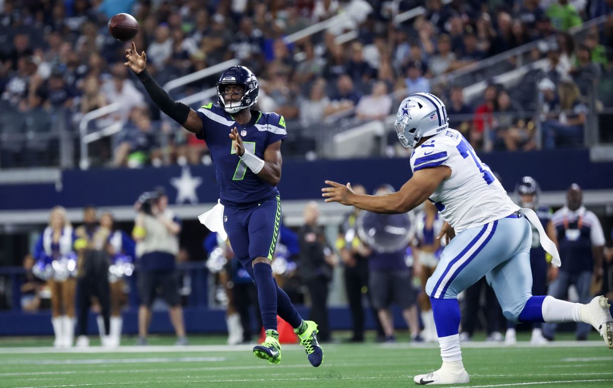 Seattle Seahawks quarterback Geno Smith throws against the Dallas Cowboys. © Kevin Jairaj-USA TODAY Sports