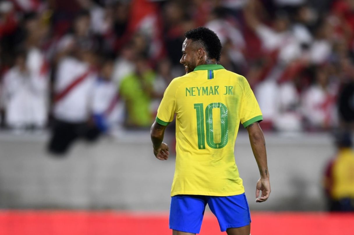 Brazil forward Neymar looks back during match against Peru. © Kelvin Kuo-USA TODAY Sports