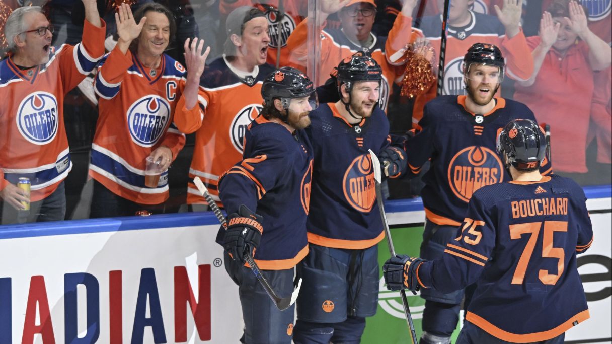 Edmonton Oilers forward Zach Hyman (18) celebrates his goal with defenseman Duncan Keith (2), defenseman Evan Bouchard (75) and forward Connor McDavid (97)  Ⓒ Walter Tychnowicz-USA TODAY Sports