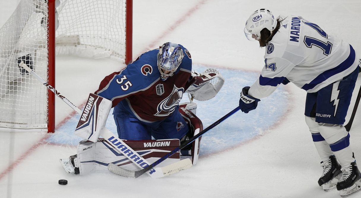 Darcy Kuemper (35) makes a save on Tampa Bay Lightning left wing Alex Killorn (17)