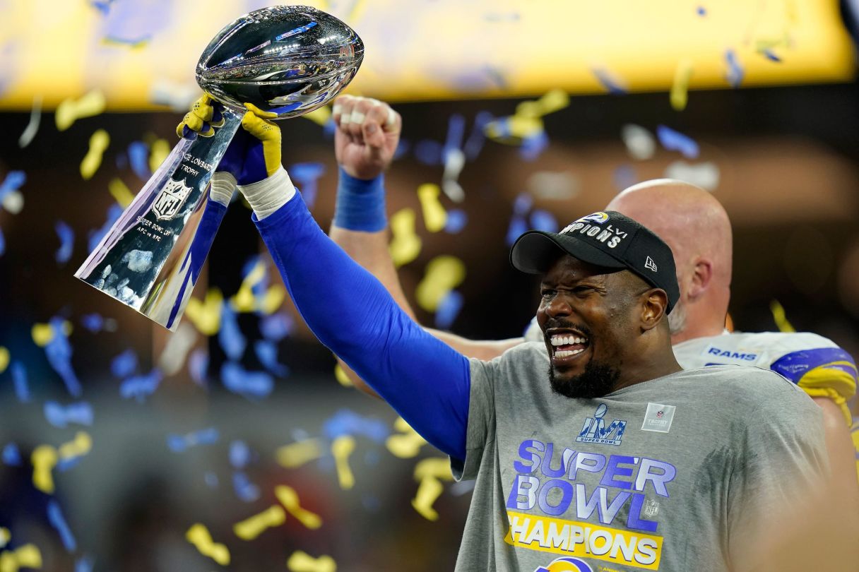 Los Angeles Rams outside linebacker Von Miller (40) raises the Vince Lombardi Trophy after Super Bowl 56. © Sam Greene/Cincinnati Enquirer / USA TODAY NETWORK