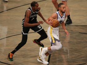 Golden State Warriors's Stephen Curry drives past Brooklyn Nets' Kevin Durant. © Brad Penner-USA TODAY Sports