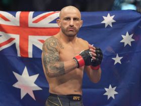 4:3 Alexander Volkanovski (red gloves) before the fight against Chan Sung Jung (blue gloves) during UFC 273 at VyStar Veterans Memorial Arena. Mandatory Credit: David Yeazell-USA TODAY Sports