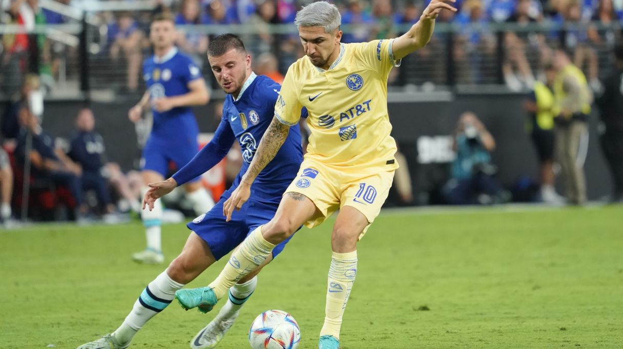 Mason Mount and Diego Alvez do battle © Lucas Peltier-USA TODAY Sports