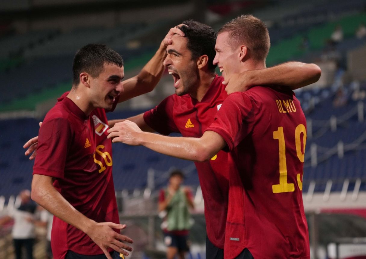 Spain's Mikel Merino (8) celebrates with Dani Olmo (19) and Pedri (16). © Jack Gruber-USA TODAY Sports