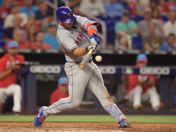 New York Mets first baseman Pete Alonso (square)