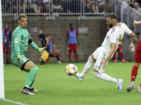 4:3 Real Madrid forward Karim Benzema (9) tries to score as Bayern Munich goalkeeper Manuel Neuer (1) defends. Mandatory Credit: Kevin Jairaj-USA TODAY Sports